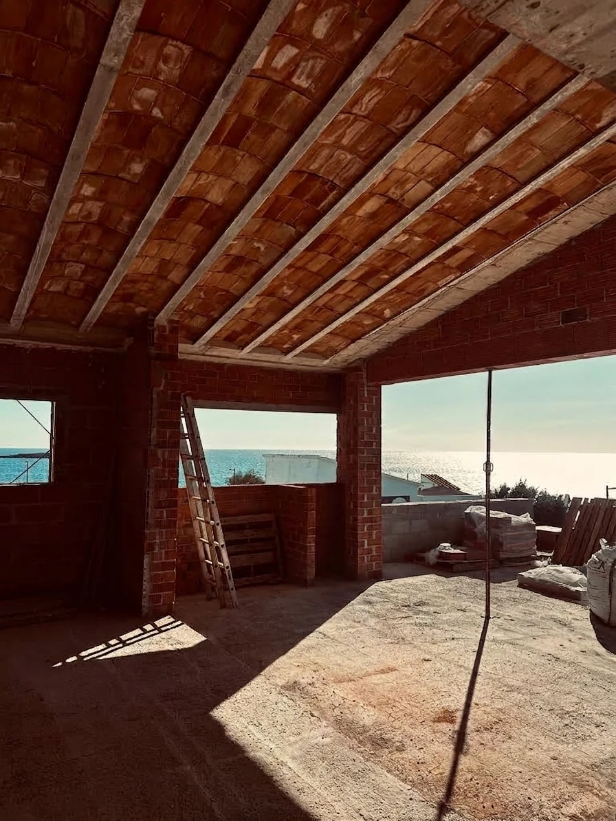 Casa en construcción en Cadaqués con cubierta de bóveda de vigueta y teja tradicional y vistas al mar — obra nueva IMMOCDQ