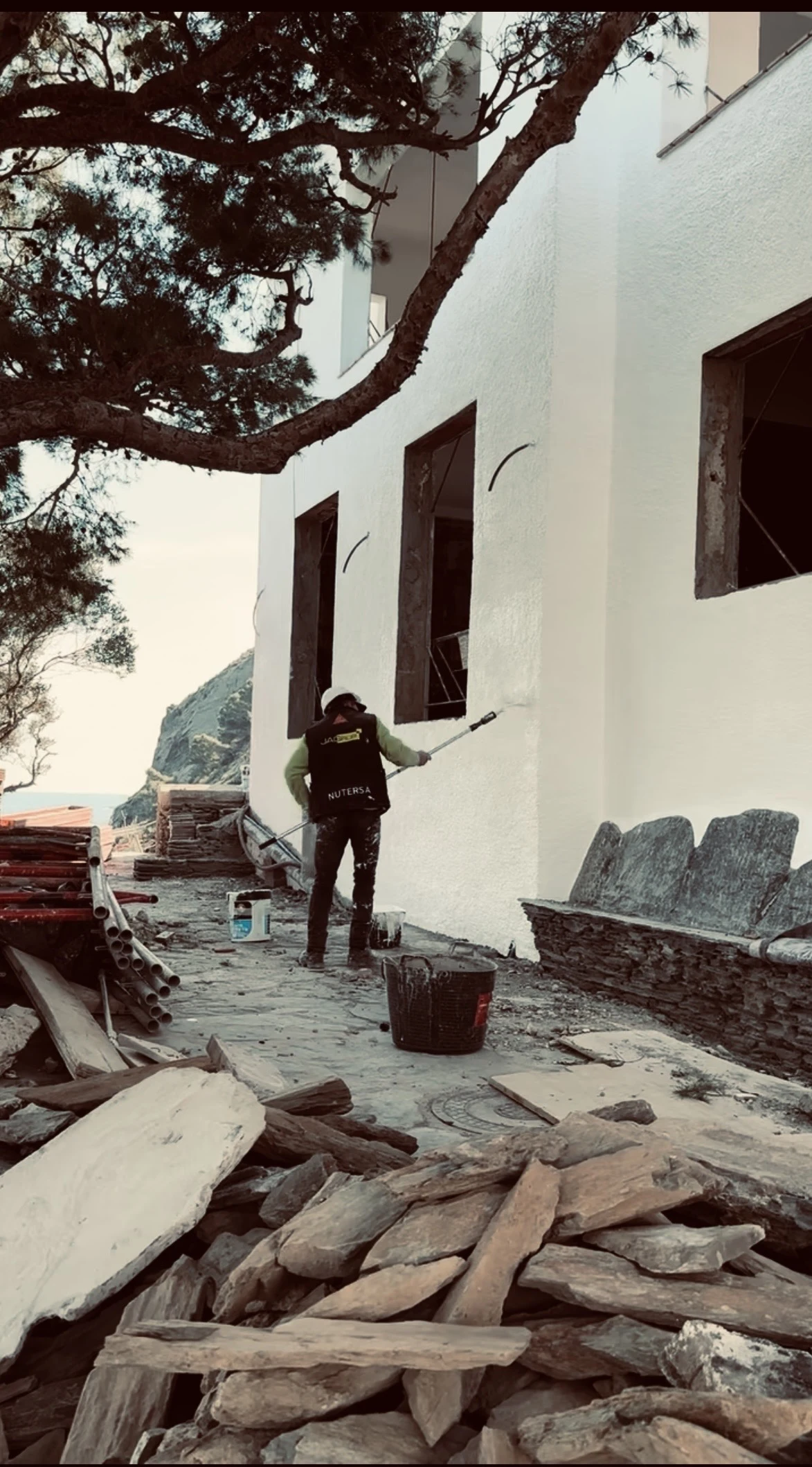 Reparación de la fachada de una casa frente al mar en Cadaqués — seguros de hogar con gestión integral del siniestro por IMMOCDQ